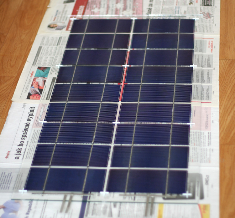 Uzavření fotovoltaického panelu tmelem MS Unifix
